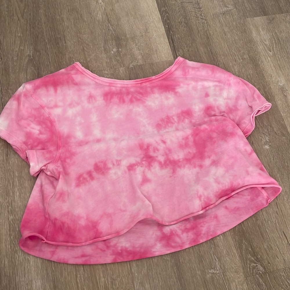 I am selling a pink tie dye crop top!!
